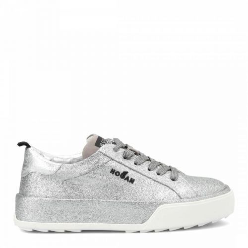Silver sneakers with glitter laces to finish the look