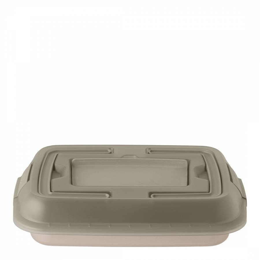 Covered cake pan with slicer Balance