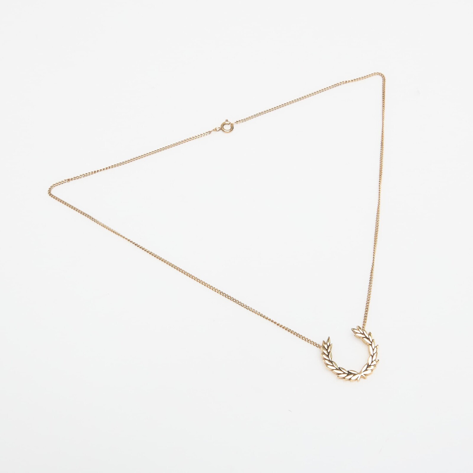 Fred Perry Laurel Wreath Necklace ? Universal