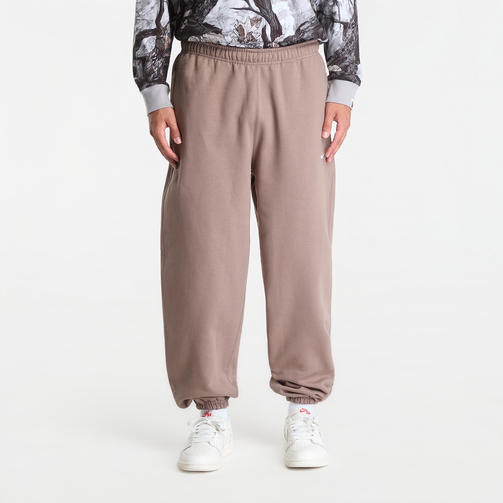 Pants Nike Solo Swoosh Men's Cuffed Fleece Pants Mink Brown/ Mink Brown/ White XS